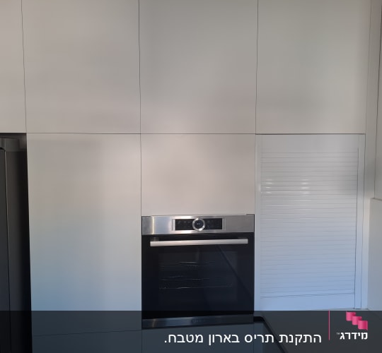 מטבח מודרני עם תנור בילט אין